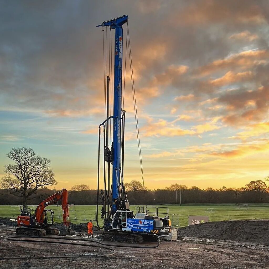 After what seems like endless rain, the sun finally made a brief appearance giving @asciaconstruct just enough time to take this fantastic photo of our SR35 on site this morning.
#piling #pilingrig #pilingfoundations #foundations #construction #buildingsite