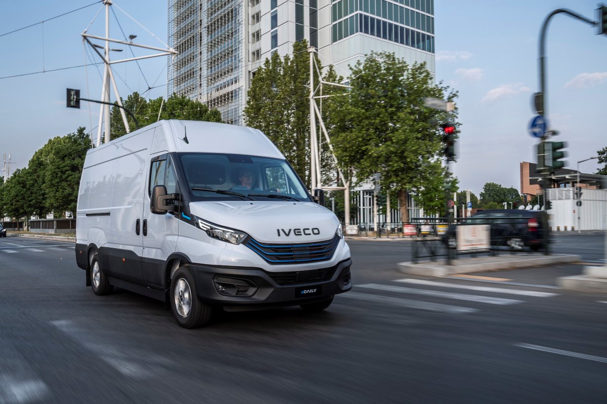 autonewslv's tweet photo. Iveco eDaily izcīna "What Van?" godalgu https://t.co/2GWrZzxlzN via @autonewslv https://t.co/Eln6pzbOvX