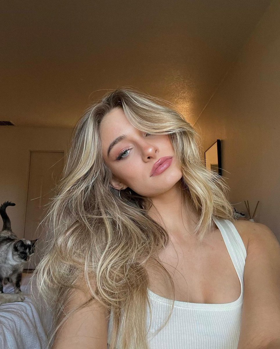 whosxrika's tweet photo. Opa, é a Erika Fane, sou conta nova mas, de nova por aqui tenho nada, tô procurando minhas garotas e os cavaleiros, pode dar fav e rt pra me ajudar a encontrar eles? https://t.co/El6E9U5bp4