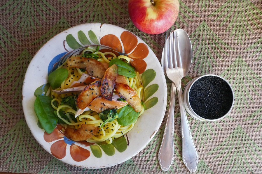 BaobabGewuerze's tweet image. 11. Januar: Tag es Apfels! 🍏🍎
Zum Tag des deutschen Apfels haben wir ein spannendes Rezept für euch, in dem der Apfel gleich zwei Mal seinen großen Auftritt hat. Habt ihr schon mal Pasta mit Apfelsauce gegessen? gdw.zone/Apfel-Pasta

#tagdesapfels #nomeat #veggi #pasta