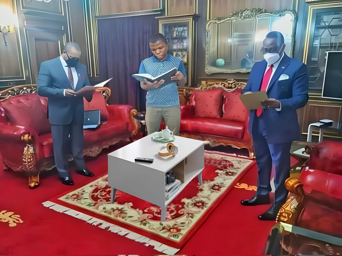 KbMalawi's tweet photo. In state house sharing knowledge with Dr chakwera and Dr chilima 😂😂 @KbMalawi https://t.co/RVtHqsmsji