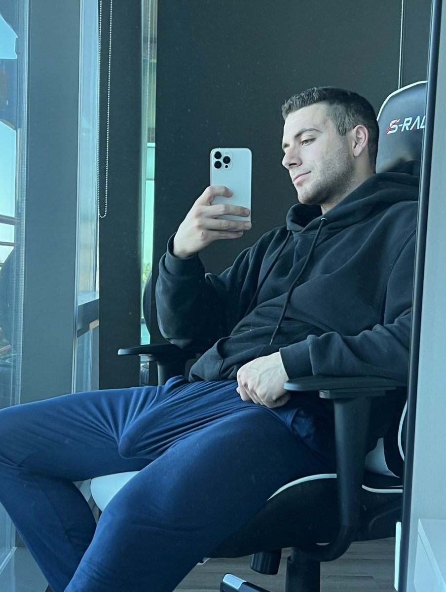 brookslock2's tweet photo. I have a seat for you after a hard gym workout https://t.co/fXPHnzBuYC
