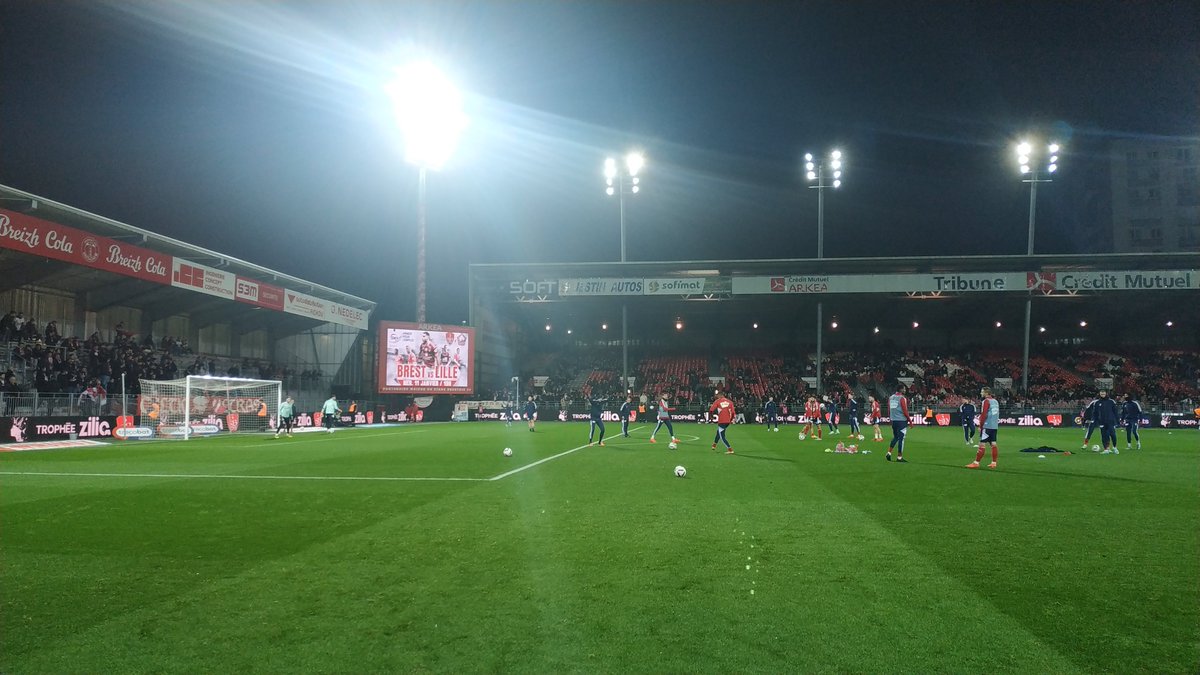 C'est l'heure des échauffement à Brest qui accueille le Losc ! 12000 spectateurs sont attendus pour réchauffer l'ambiance 🥶 🔥 Rdv à 18h50 sur Prime Video 
#SB29LOSC