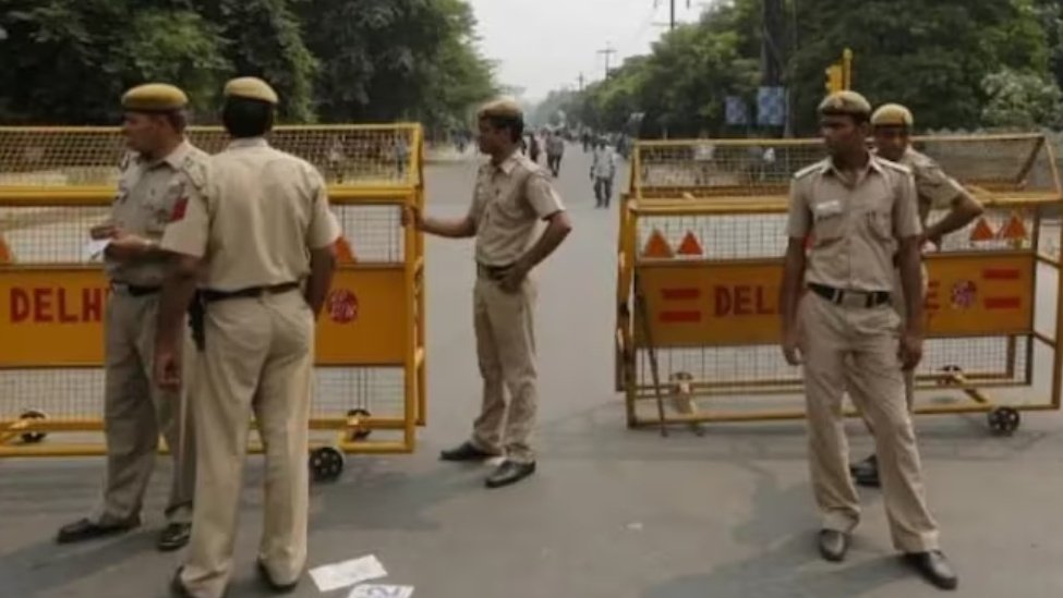 newsifyecho's tweet photo. 2 thieves, who used to visit a dargah in Delhi before committing crimes were caught by the police with a stolen car
#newsifyecho, #dailyupdate, #newlynews, #updatedecho, #theft, #CrimeNews https://t.co/svkY6LE6Mi