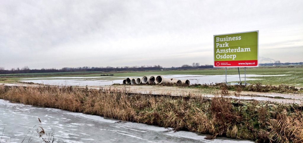 Voedselpark020's tweet photo. De laatste vruchtbare grond van Amsterdam daar zou je circulair mee aan de slag kunnen, ipv volbouwen met distributiehallen.
Hier geeft @hugodejonge een voorbeeld.
#Lutkemeerpolder
Dit sluit ook beter aan bij bodem&water sturend.
@markharbers @vivianneheijnen
#StopdeVerdozing https://t.co/WyNZkgjXIl