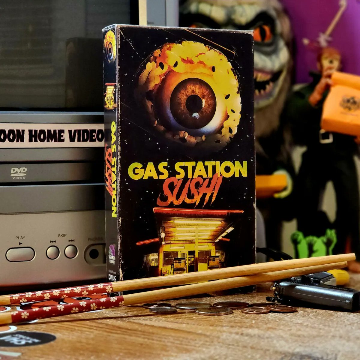 DarkMoonHV's tweet photo. New Year, New pinned tweet!
I'm Wedge, I make up fake horror movies and create real vhs box art for them!
#vhs #vhshorror #vhstapes #vhsstack  #vhscollection #horrorfilm #horrormemes #horrormovies #horror #vhsaesthetics #videostore #vhscollector #horrorart https://t.co/PogVMisFwA