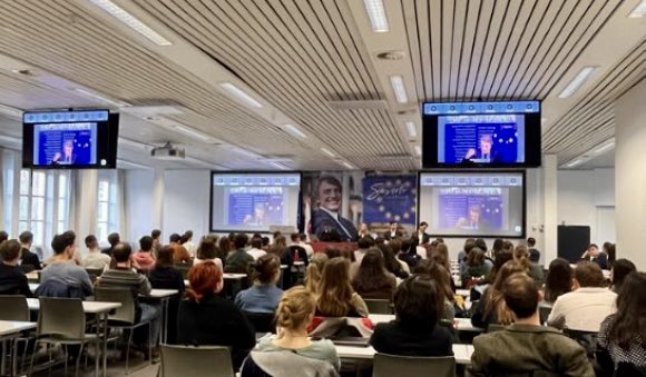 Commemorating David #Sassoli today @collegeofeurope in #Bruges with the students of the #SassoliPromotion. He would have been proud seeing their European enthusiasm and how much his legacy guides and inspire them every day. Grazie David