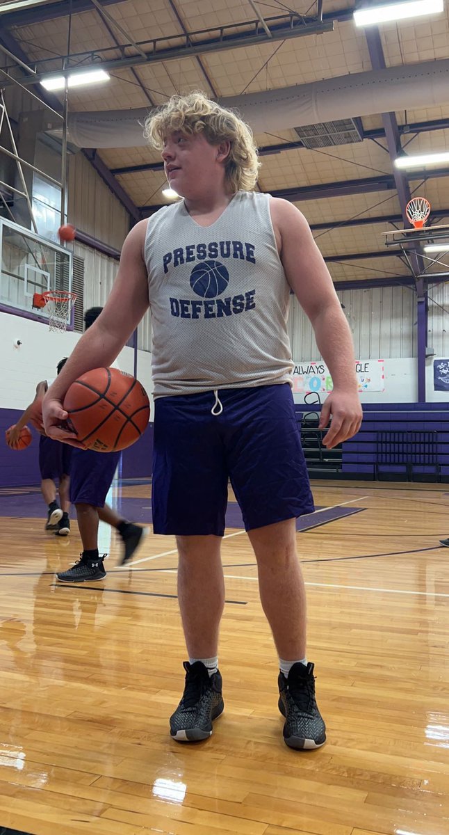 Noah72Nava's tweet photo. Lineman playing basketball ❗️❗️ https://t.co/TlzYlrQM5M