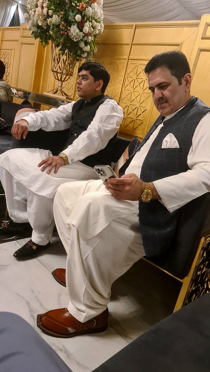 bahadurbaloch87's tweet photo. کراچی: سعید حیدر شاھ کے بھائی کے ولیمہ مین سردار آدم خان رند اور پیر صاحب پگارہ مرحوم شاھ مرادان شاھ کے پوتی سید کونین شاھ راشدی، ذیشان حیدر اعوان,سید معززین کی شرکت
@miradamrindppp @AbdulHameedRi12 @Ahmdhayat @khadimkmultani @Fiza_Gilani @SafdarMultani @BBhuttoZardari https://t.co/7wYbCDlLMQ