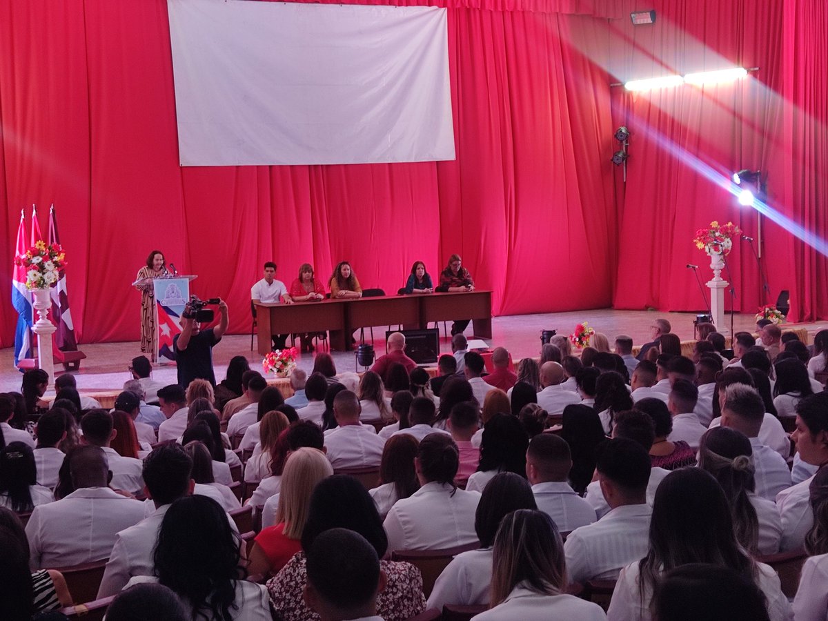 ➡️📚🩺 Efectuó la Universidad d las #CienciasMédicas d #Cienfuegos una d las mayores graduaciones. Por una amplia trayectoria en la academia y su brillante tránsito x ella, Rodolfo Javier Rivero Morey, graduado más integral expresó el compromiso con los principios d la medicina❤️