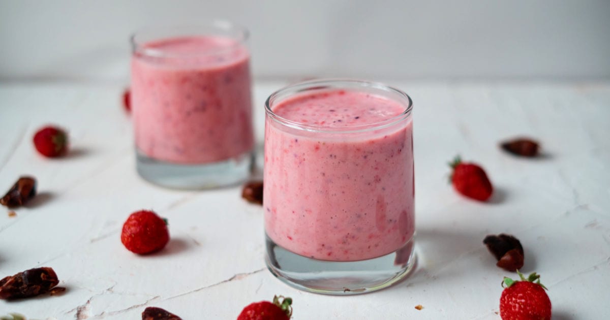 valerie2350's tweet photo. Strawberry Date Smoothie Recipe https://t.co/EqBCI5zxC5 https://t.co/rK5NnRq1PD
