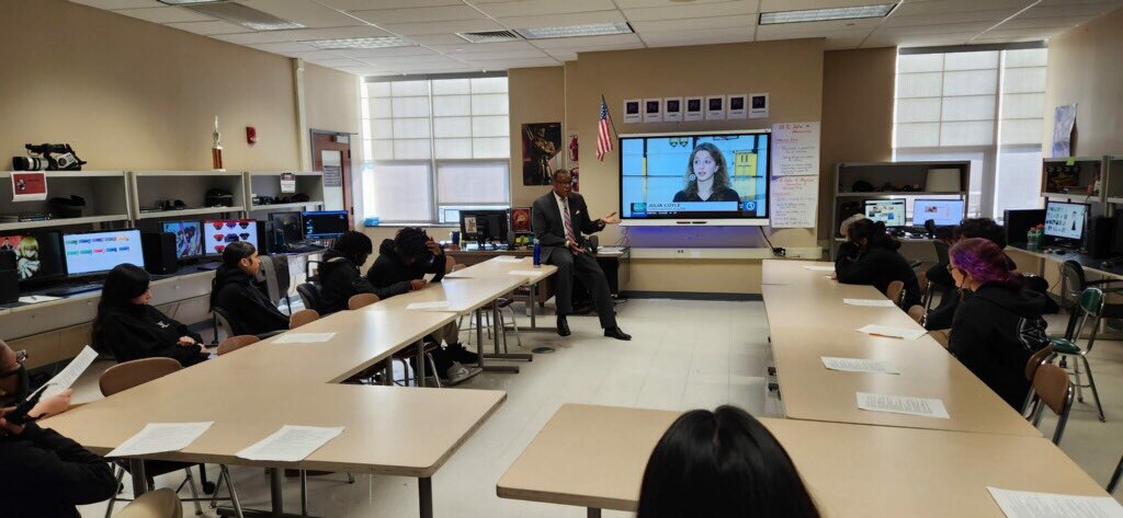 HowellCheneyTHS's tweet image. A big thank you to @WFSBWendell for speaking to our Digital Media sophomores today about journalism and on-air reporting!