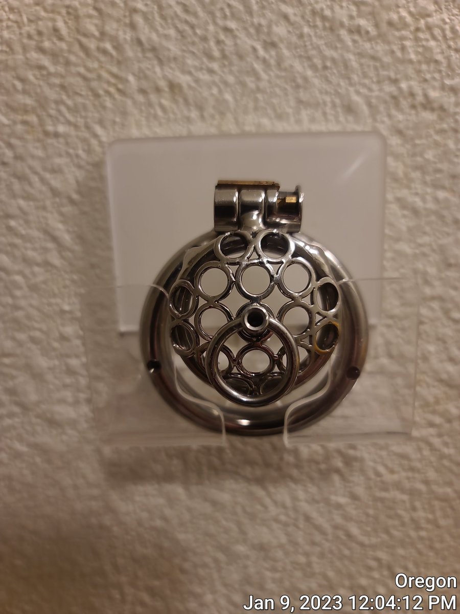 CagedCk's tweet photo. I decided to add a Stainless Steel urethral tube to my new Zero cage.
It was really messy to pee. The tube extends and makes it much easier to pee. An added benefit is a ring to attach a leash. https://t.co/1zcUM16tEQ