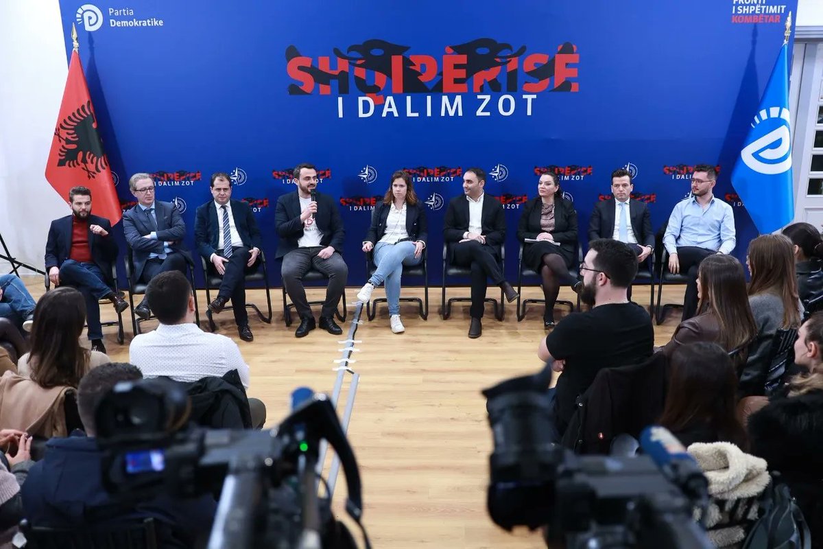 BelindKellici's tweet photo. Në selinë qendrore të Partisë Demokratike, me rastin e vizitës së parë në Tiranë të Presidentes së të Rinjve të Partisë Popullore Europiane. 

@lidiafopereira na bashkohet në betejën tonë për ndryshim në 🇦🇱, me të gjithë mbështetjen dhe fuqinë ndërkombëtare që ka @YouthEPP. https://t.co/UohioJo048