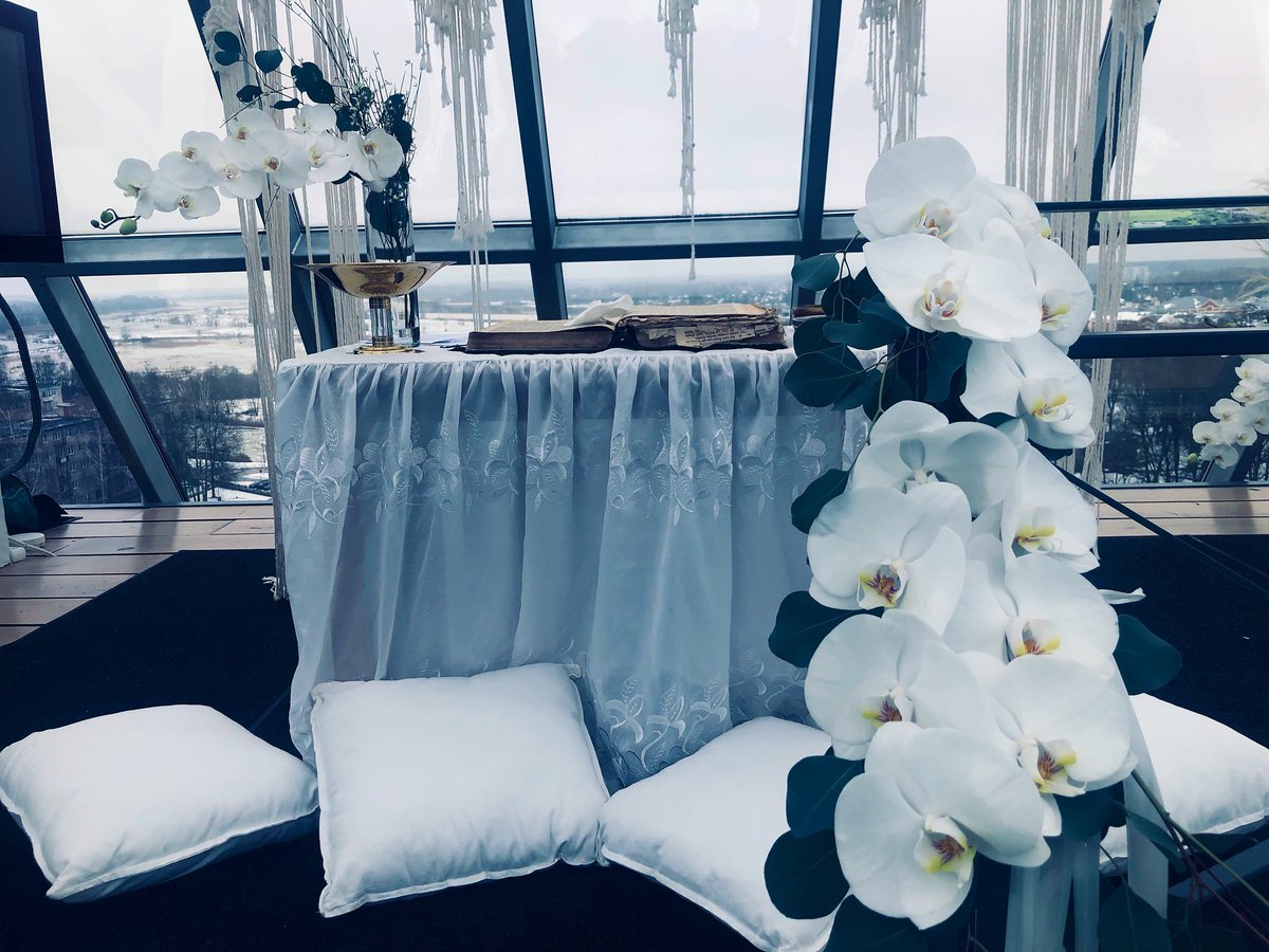 vkoralis's tweet photo. STARP ĪSTĀM ORHIDEJĀM
Šodienas kristāmbēmbērnu vecmāmiņa ir profesionāla floriste. Strādāju starrp daudzām pamatīgi lielām un pavisam īstām orhidejām. Skaisti! 🙃🙏
#orhideja #floristika #kristības #trīsvienībastornis https://t.co/mwutbEpa9Q