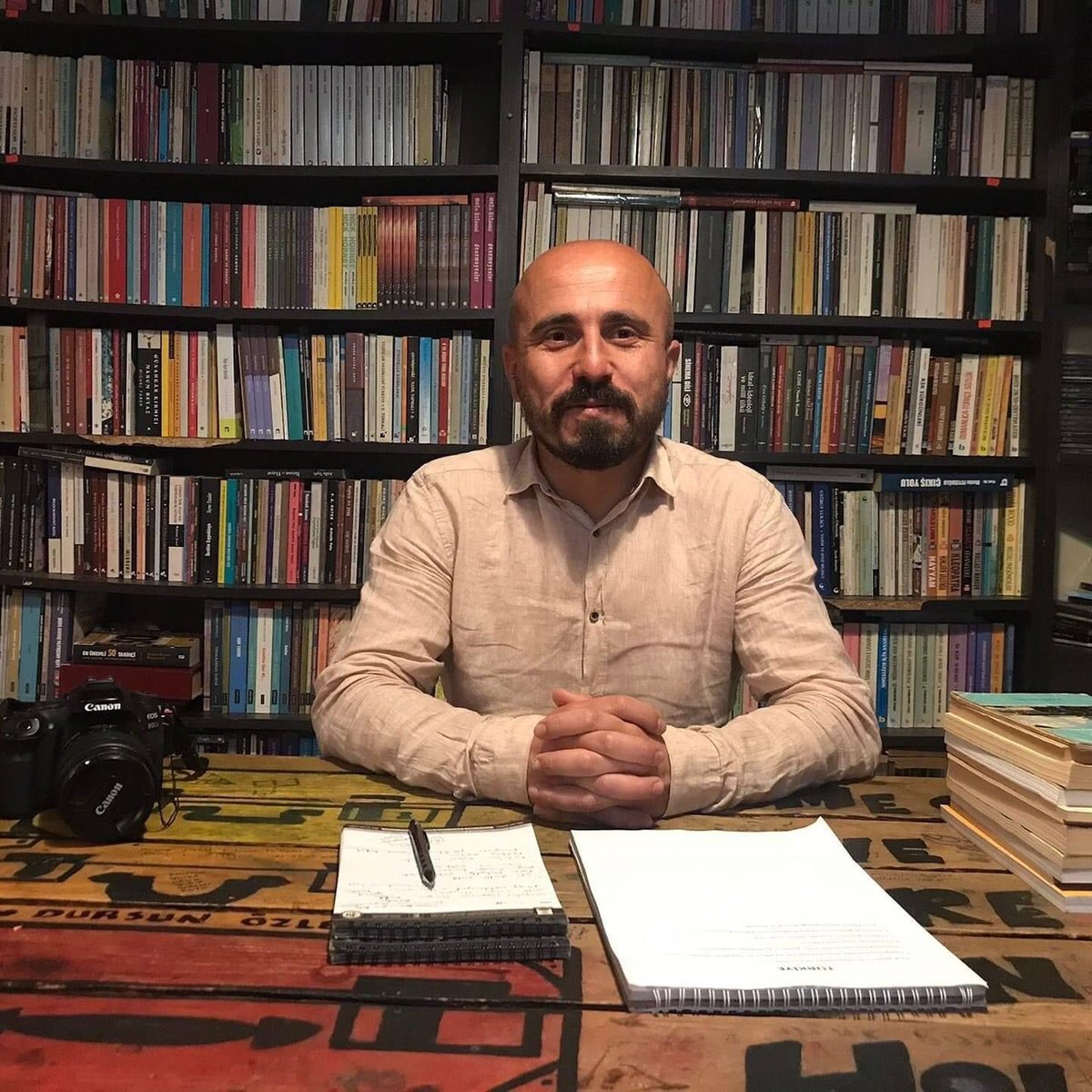 kitapkafeavc's tweet photo. “Hakikati savunmak suç değildir, #SezginKartal’ın yanındayız” 

#SezginKartalaÖzgürlük 
#GazetecilikSuçDeğildir https://t.co/HnMe23lqCn