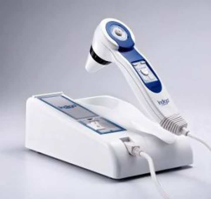 Met de mediscoop verzorgen wij voor u een gratis hoofdhuid- en haaranalyse. Hiermee maken wij zichtbaar hoe de conditie van het haar en de hoofdhuid is. Maak een vrijblijvende afspraak.  hairlooksimone.nl/contents/nl/d2…  #mediceuticals #kapsalon #webshop #lichtenvoorde #Doetinchem