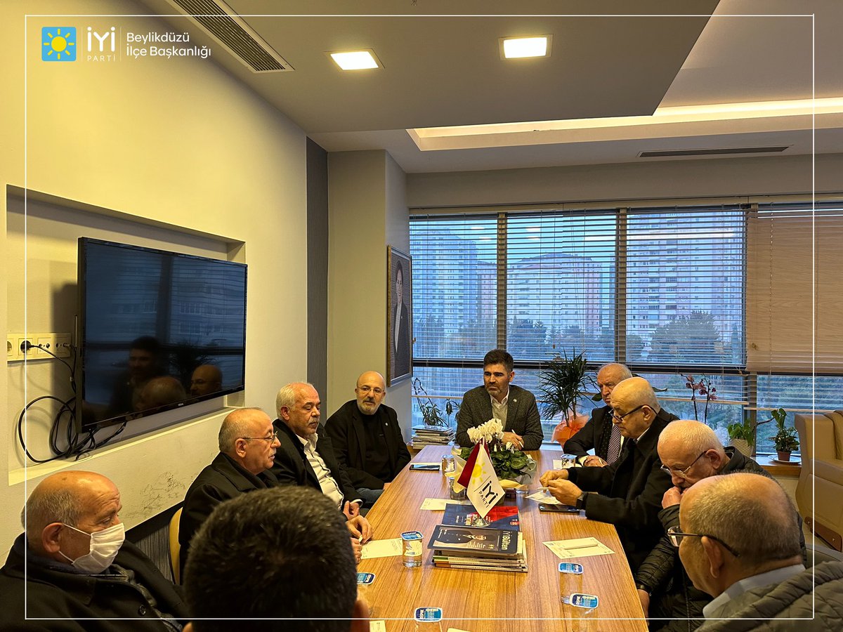 ErolKarapinar's tweet photo. Yüksek İstişare Kurulumuzla yeni dönemin ilk toplantısını gerçekleştirdik.
Değerli büyüklerimden aldığım ilhamla çok güzel şeyler yapacağımızdan eminiz. 
Hayırlı olsun. Hayırlara vesile olsun.
#AzKaldı 🇹🇷 Türkiye İYİ Olacak! https://t.co/yqShQM52Ec
