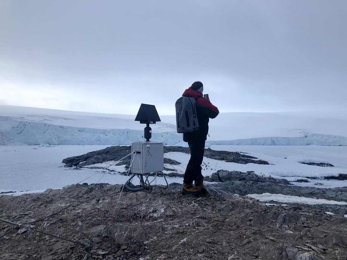 itahirmas's tweet photo. Hoy el mar amaneció cubierto de hielo, lo que no nos permite hacer muestreos de agua en el mar pero nos entrega una vista hermosa de la Base O’Higgins 🤗 #ECA59 @inach_gob @galban_lab https://t.co/lC7Pm3Qn4i