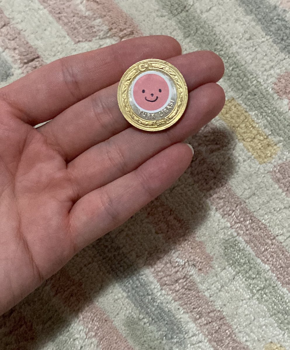 Bir sürü sticker aldım,hastanede çocuklarıma sticker hediye ediyorum.
Geçen gün 2-3 yaşlarında muayene olmak istemeyen bir çocuğa sticker verdim,çok mutlu oldu ve elinde 1 lirası varmış, onu masama bıraktı.Israrla geri vermek istememe rağmen annesi,
size ondan hatıra kalsın dedi.