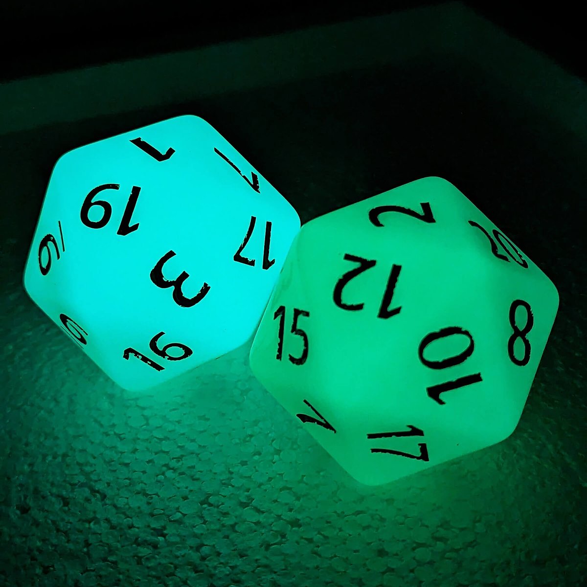 Giant dice now glow-in-the-dark :)
#giantdice #largedice #chonkydice #glowinthedark #ttrpg #dnddice