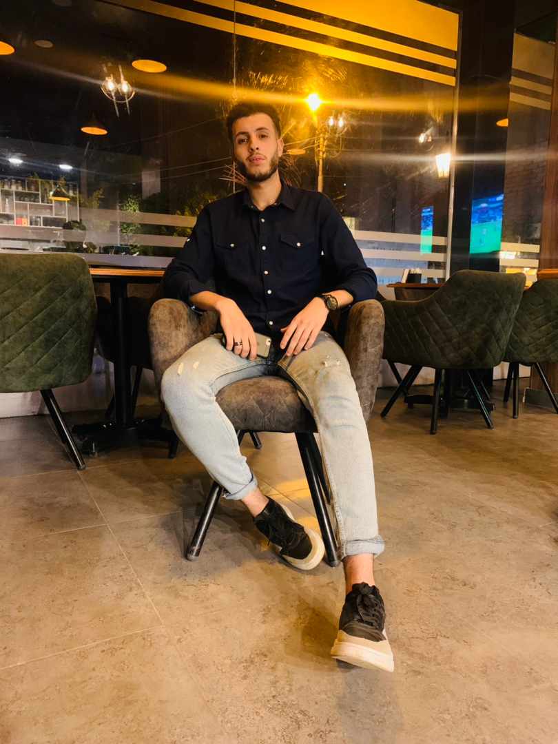 eslam_khaled5's tweet photo. أنا اخويا اسمه :كرم محمد الشهاوي
فرقه رابعه كلية تجاره 
وبلطجي يدعي : عمار علي عطا 
قام بضرب الطالب كرم بعصا حديده علي رأسه 
مما ادي الي موت جذع المخ الذي أدي الي وفاته 
احنا بس كل اللي بنطالب بيه حق اخونا 
وحق أمه اللي ملهاش غيره 
عايزين نفعل هشتاج 
#حق_كرم_الشهاوي_لازم_يرجع https://t.co/5eekOkKFEl