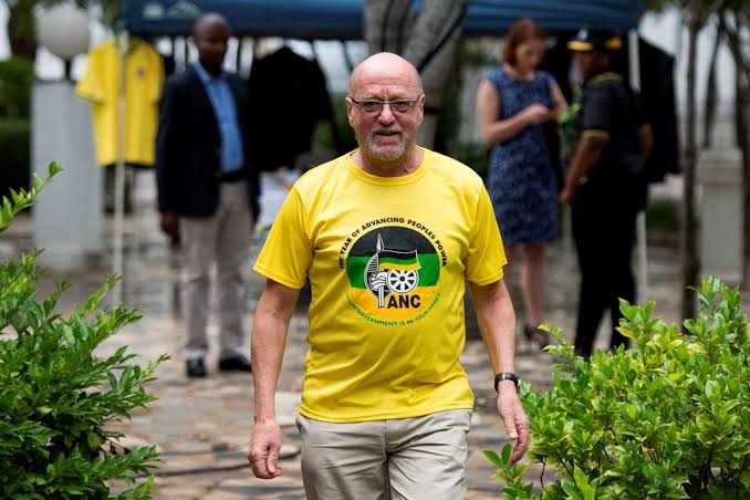 FriendsOfZuma's tweet photo. Black people in the ANC love the white ANC member who doesn't believe in Land Expropriation, and they hate the one who thinks black people must be given land. That's how sick some black people are. Aluta Continua comrade @niehaus_carl, I'd choose you anyday. https://t.co/CLeN10mYGb