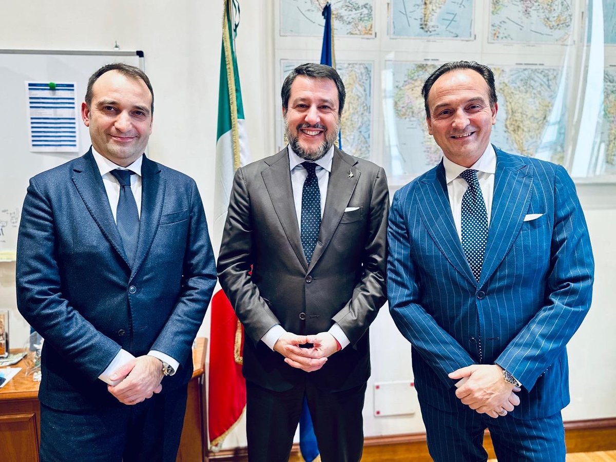 Alberto_Cirio's tweet photo. Con il ministro delle Infrastrutture @matteosalvinimi per fare il punto su #Tav, #AstiCuneo e #Metro2 Torino. Per quest’ultima, insieme al sindaco @lorusso_stefano, abbiamo chiesto un commissario con poteri straordinari che garantisca procedure e tempi di un’opera strategica. https://t.co/T4KJKreLiB