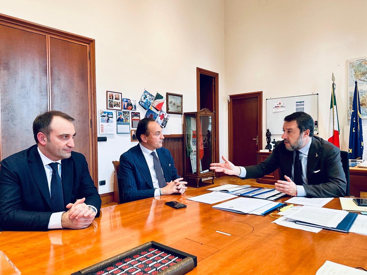 Alberto_Cirio's tweet photo. Con il ministro delle Infrastrutture @matteosalvinimi per fare il punto su #Tav, #AstiCuneo e #Metro2 Torino. Per quest’ultima, insieme al sindaco @lorusso_stefano, abbiamo chiesto un commissario con poteri straordinari che garantisca procedure e tempi di un’opera strategica. https://t.co/T4KJKreLiB