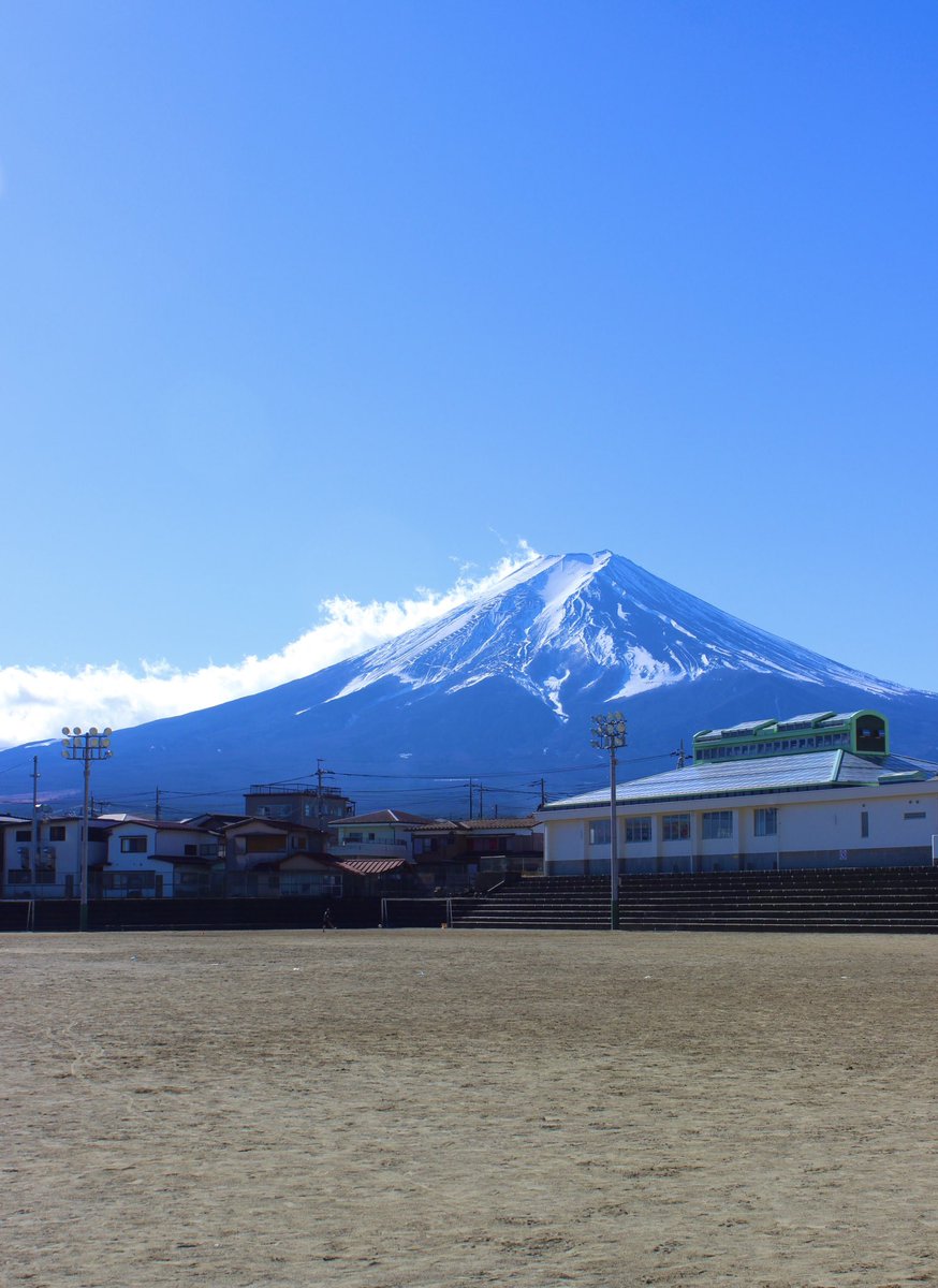 おはようございます。 2023・1・12（木） 年末年始の休み中に撮った富士山🗻 普段の生活の中に富士山がある事が 羨ましいし憧れます。 でも我々、秩父の人間には武甲山が あります。⛰