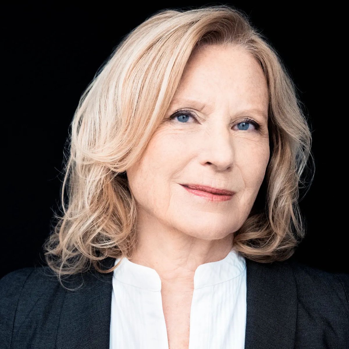 Maren Kroymann (@maren_kroymann) on Twitter photo Am 27.1. gibt es zum ersten Mal im <a href="/Bundestag/">Deutscher Bundestag</a> eine Gedenkstunde für die queeren Opfer des Nationalsozialsmus. Ich habe die Ehre, den Text über #MaryPünjér vorzutragen, die ins KZ kam, weil sie als „freche Lesbierin“ aufgefallen war. 1942 wurde sie ermordet. 1/3
#MarenKroymann Am 27.1. gibt es zum ersten Mal im <a href="/Bundestag/">Deutscher Bundestag</a> eine Gedenkstunde für die queeren Opfer des Nationalsozialsmus. Ich habe die Ehre, den Text über #MaryPünjér vorzutragen, die ins KZ kam, weil sie als „freche Lesbierin“ aufgefallen war. 1942 wurde sie ermordet. 1/3
#MarenKroymann