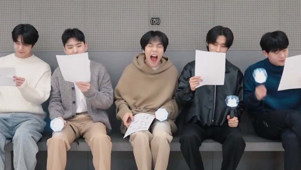 minhyuklocked's tweet photo. you know who's the loudest one here ㅋㅋㅋㅋㅋㅋㅋㅋㅋㅋㅋ https://t.co/5nQ1eU0S84