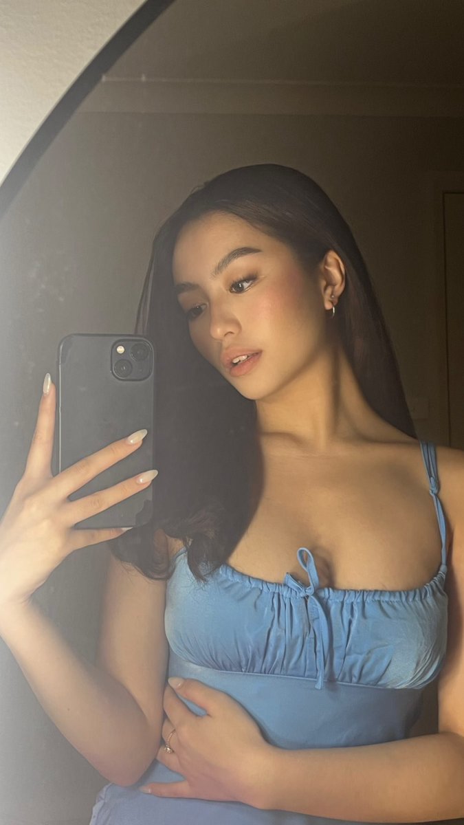 her mirror selfies >>