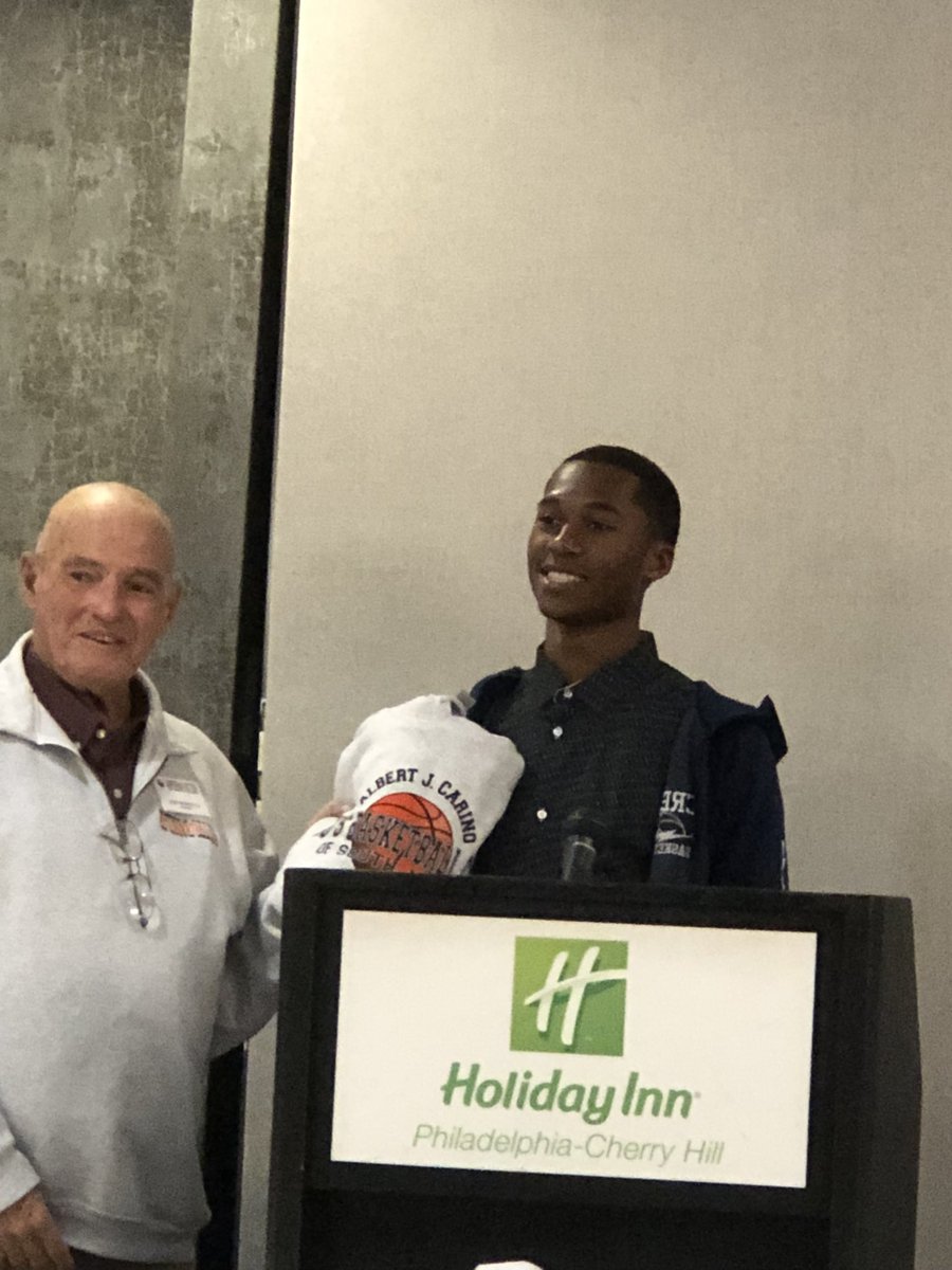 CarolWa97402870's tweet photo. Captain’s Banquet..Outstanding Leadership Award ☄️🔥it’s up from here💪🏼🏀 https://t.co/DGiKRe3ahN