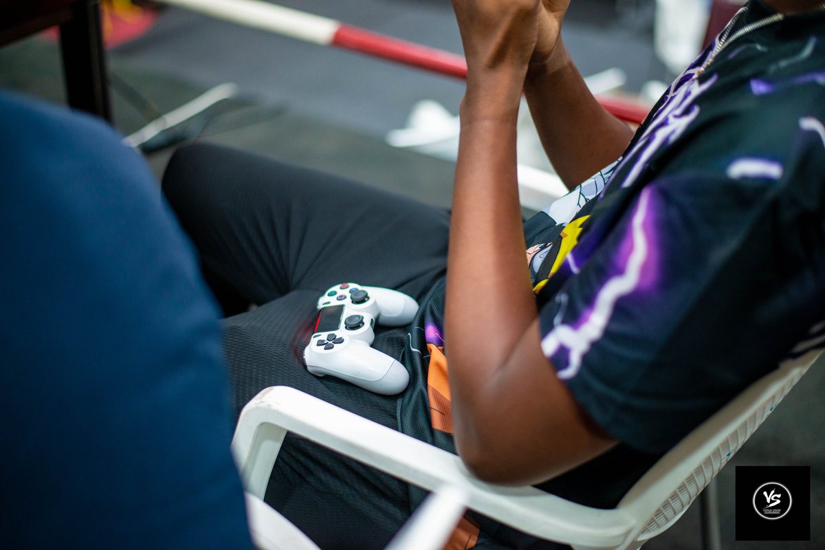 versuscenter_T's tweet photo. Une soirée de feu avec beaucoup de talent animée et commentée par la toutes première équipe e-sport du pays @Rbg_Drc  🔥🔥 #esport #versuscentertournament https://t.co/16597hwY8B