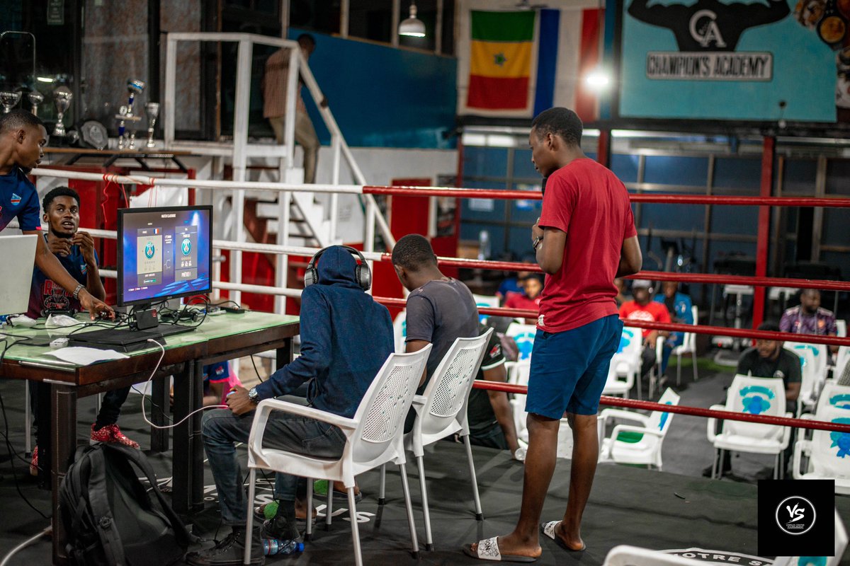 versuscenter_T's tweet photo. Une soirée de feu avec beaucoup de talent animée et commentée par la toutes première équipe e-sport du pays @Rbg_Drc  🔥🔥 #esport #versuscentertournament https://t.co/16597hwY8B
