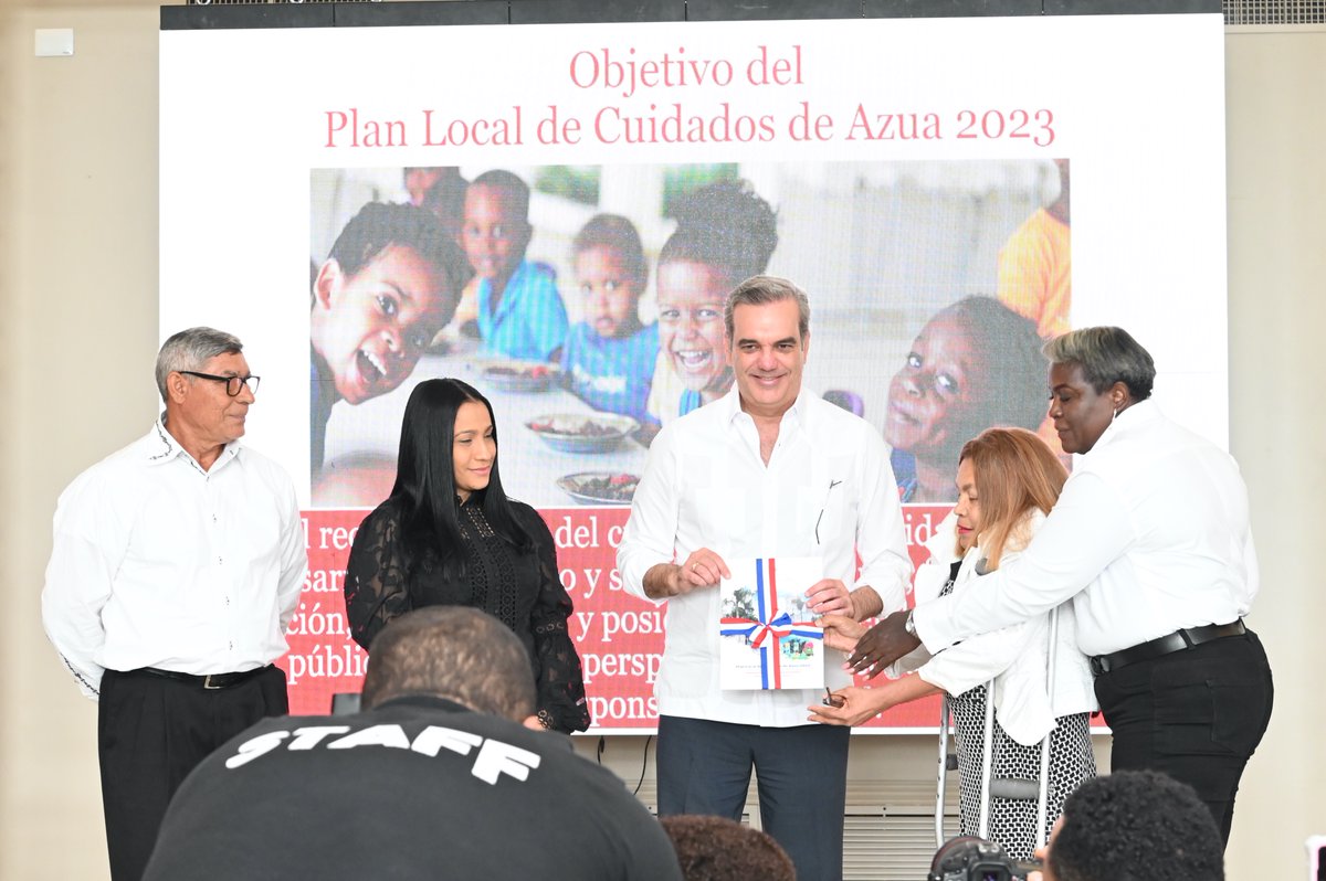 MMujerRD's tweet photo. Luis Abinader (@luisabinader), presidente de la República: Estamos comprometidos con enfatizar que los cuidados deben ser provistos de la forma más equilibrada entre el Estado, el mercado, la familia; y dentro de ella entre hombres y mujeres.
#CuidandoEnAzua @PresidenciaRD https://t.co/8qVsU7w00G
