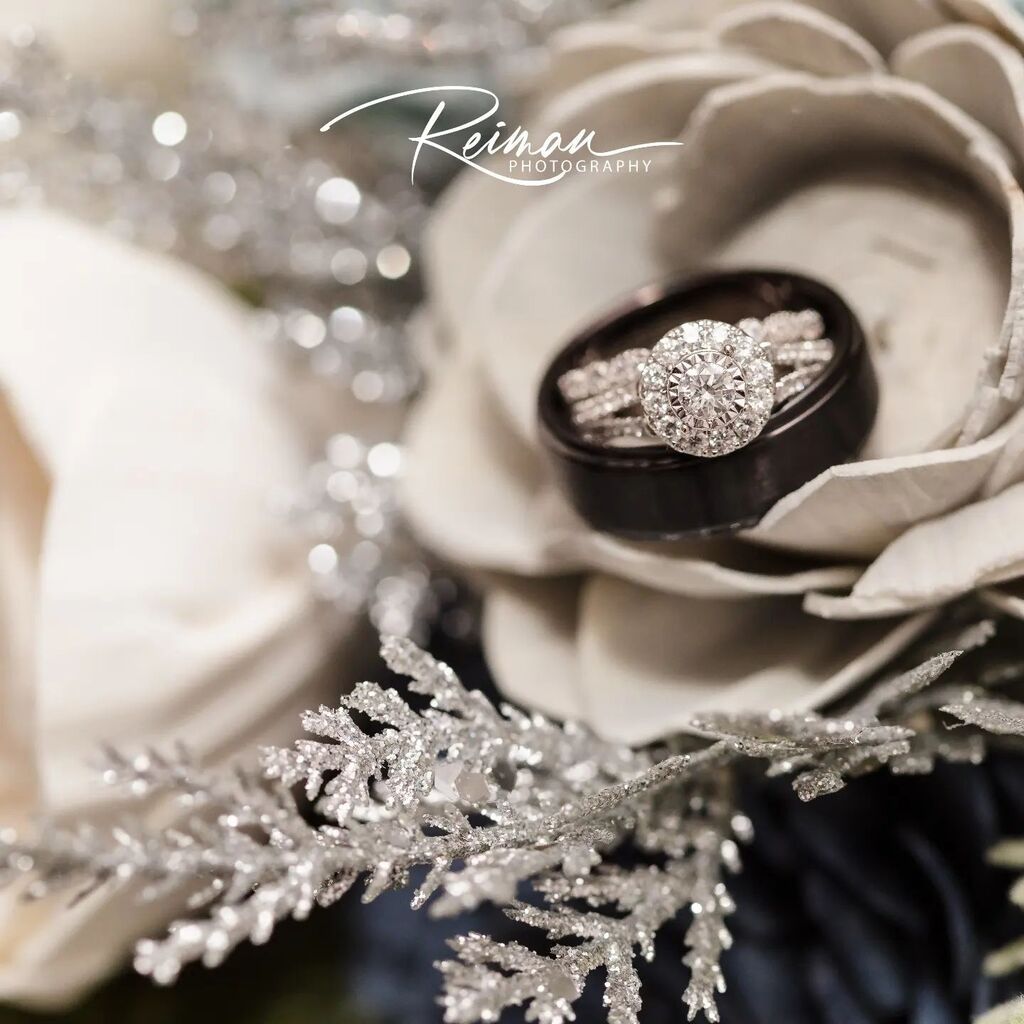ReimPhotography's tweet photo. There was a lot of DIY Weddings in 2022.  I'm always excited to see what couples come up with for their special day.  The Bride for her New Years Eve wedding made the bouquets and boutonnieres out of wood. I just Love the color palette from a New Year's … https://t.co/1X5OUFV6U3 https://t.co/Y5Og6ZsvoW