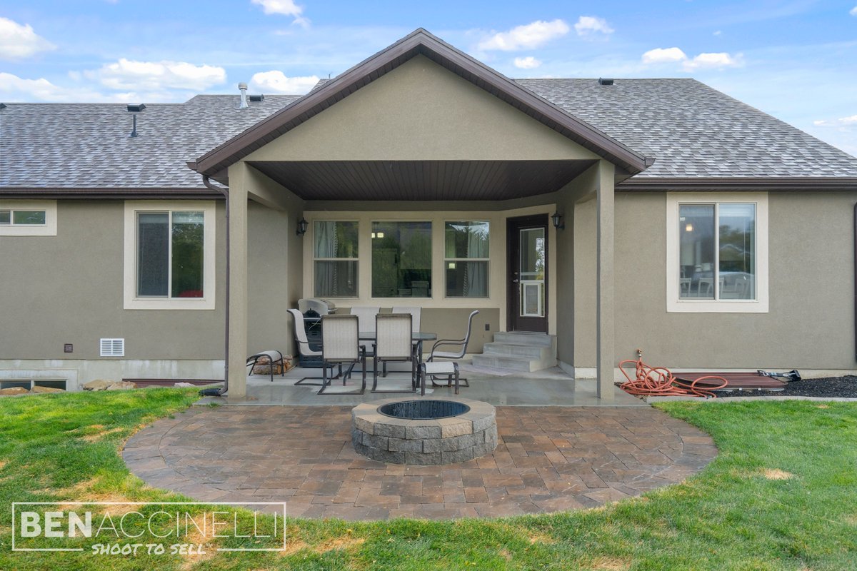 There is something for everyone in is Aspen Hills home! Perfect for gatherings

Listing Agent: Danielle Lovejoy (801) 380-2867
Equity Real Estate
rfr.bz/t5h3l40

#shoottosell #utahrealestate #utahhomes #utahrealtor #utahrealestateagent #utahhomesforsale #singlefamilyhome