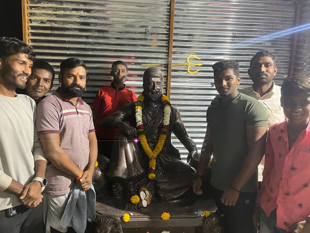 PawarSa65397129's tweet photo. #छत्रपती_शिवाजी_महाराज_जयंती_2023
#आतुरता_Coming_soon_19_feb.

आज प्रथम वर्ष राजे प्रतिष्ठान आयोजित सार्वजनिक 
छत्रपती शिवाजी महाराज जयंती महोत्सव 2023 #स्वराज्य_नगर मुक्तेश्वर मंदिर औसा येथे प्रथम छत्रपती शिवाजी महाराज यांच्या प्रतिमेस पुष्पहार घालून वाद्यपूजन करण्यात आले https://t.co/jDAPmTlQDA
