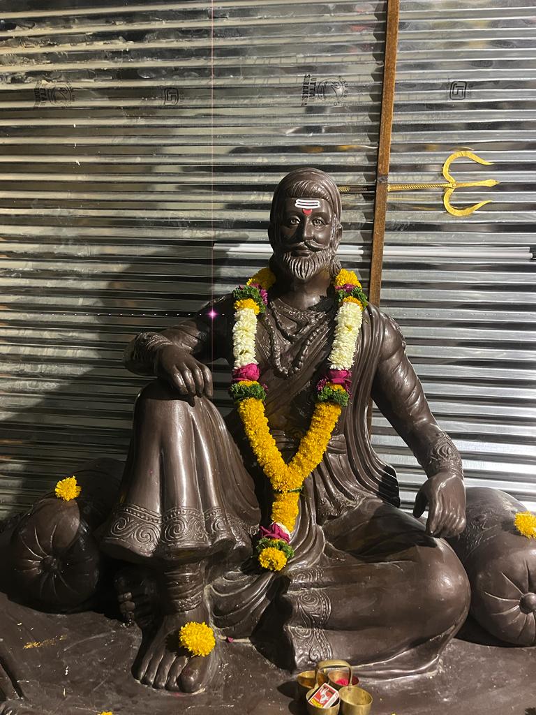 PawarSa65397129's tweet photo. #छत्रपती_शिवाजी_महाराज_जयंती_2023
#आतुरता_Coming_soon_19_feb.

आज प्रथम वर्ष राजे प्रतिष्ठान आयोजित सार्वजनिक 
छत्रपती शिवाजी महाराज जयंती महोत्सव 2023 #स्वराज्य_नगर मुक्तेश्वर मंदिर औसा येथे प्रथम छत्रपती शिवाजी महाराज यांच्या प्रतिमेस पुष्पहार घालून वाद्यपूजन करण्यात आले https://t.co/jDAPmTlQDA