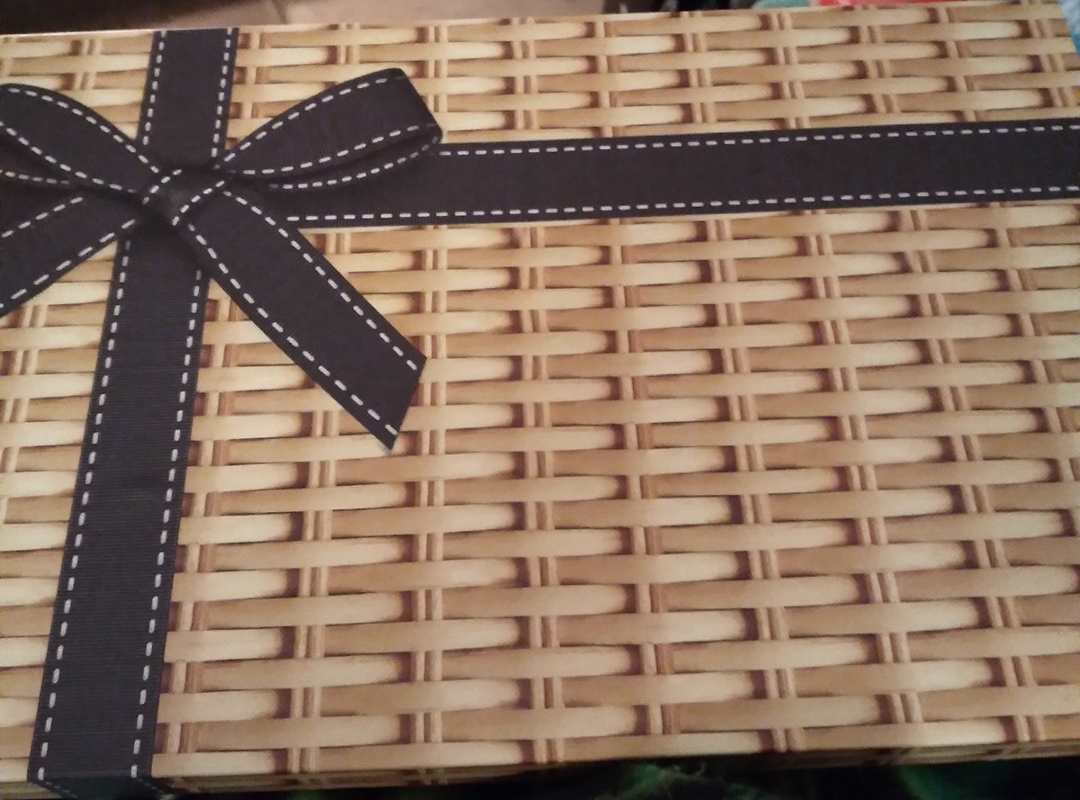 CutePoison77's tweet image. So this just arrived which can only be from ma gurl @DeserveAms cos its my fave choc lol 😂😋😋 &amp;amp; she knows how much i love lindt 💜. Thank you so much love 😍  loves ya muchlies ...#notsharing #allmine #lindt #bestchoc #yum