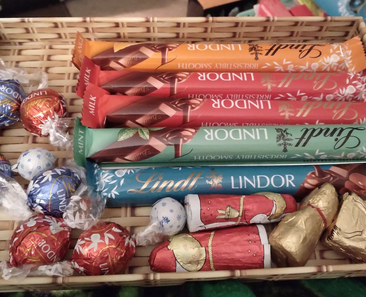 CutePoison77's tweet image. So this just arrived which can only be from ma gurl @DeserveAms cos its my fave choc lol 😂😋😋 &amp;amp; she knows how much i love lindt 💜. Thank you so much love 😍  loves ya muchlies ...#notsharing #allmine #lindt #bestchoc #yum