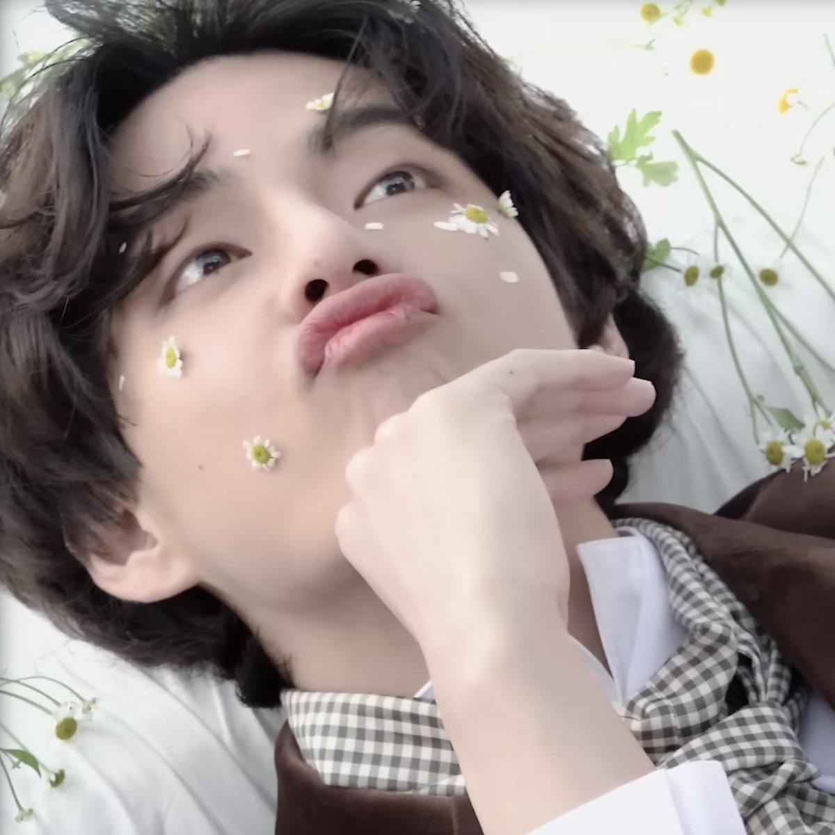 taehyung lips tweet media