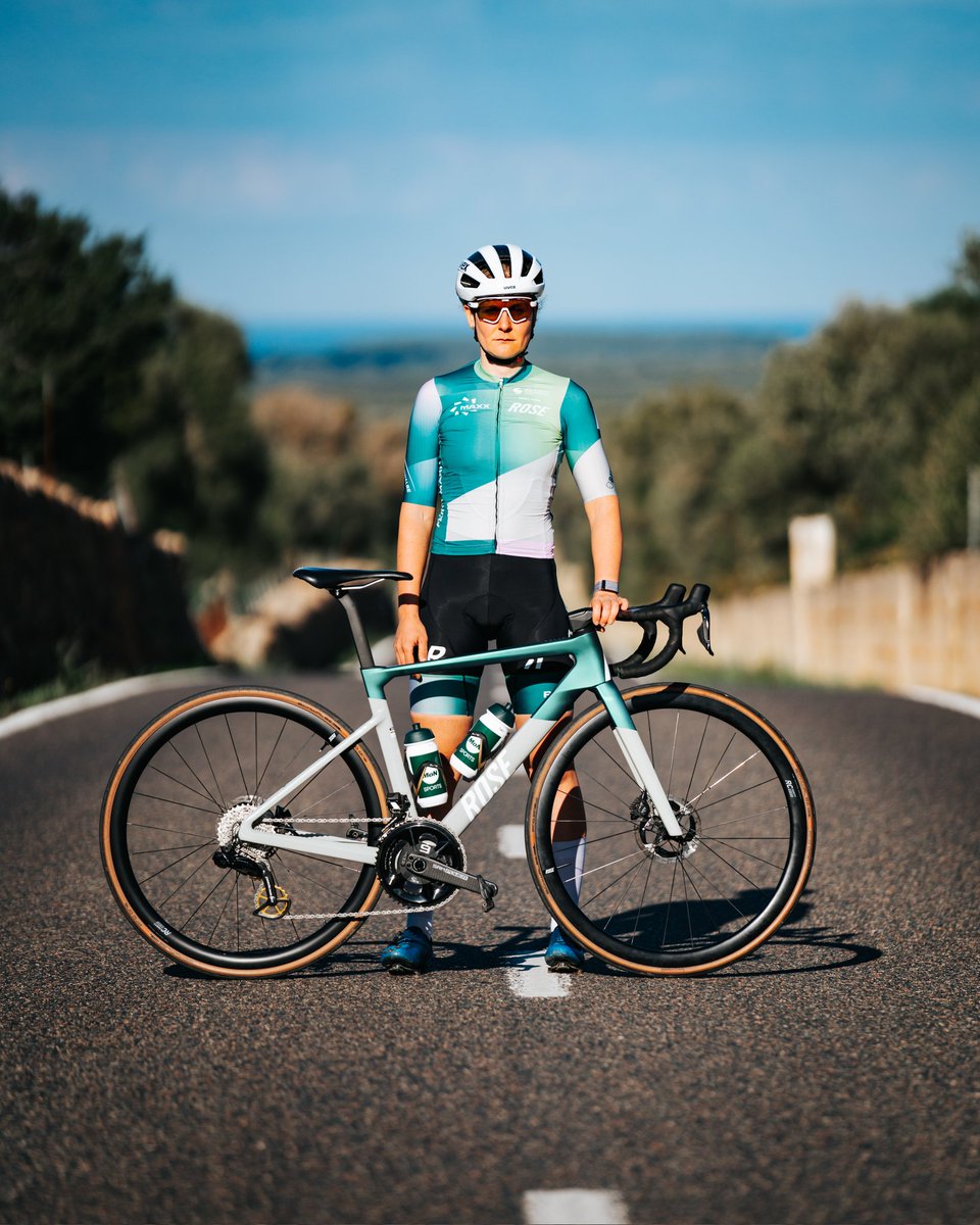 Just smile or be serious? 😎🔥
.
#greenbuddies💚 
.
#emporement #professionalcycling #uciteam #team #passion #training #fullforcefemale #roadracing #endurance #raceaddicted #readyforracing #women