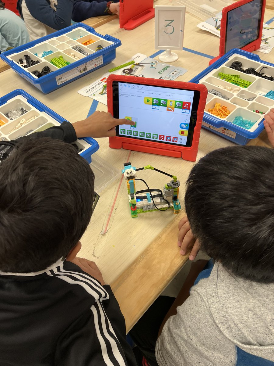 MrsSwarringim's tweet photo. Makerspace day! Elapsed time with ozobots and Lego WeDo plant pollination! #mvesgamechangers https://t.co/UFkmXEPUE6