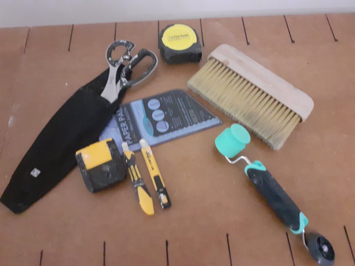 Woodcock1987's tweet photo. Today's weapons of choice for the wallpaper installation 👌@_Onthetools @AxusDecor @OLFA_UK #interiordecor #wallpaper #wallpaperinstallation #duluxselect #toolsforthejob #almostawardwinning #boltondecorator https://t.co/MacZsrzeIk