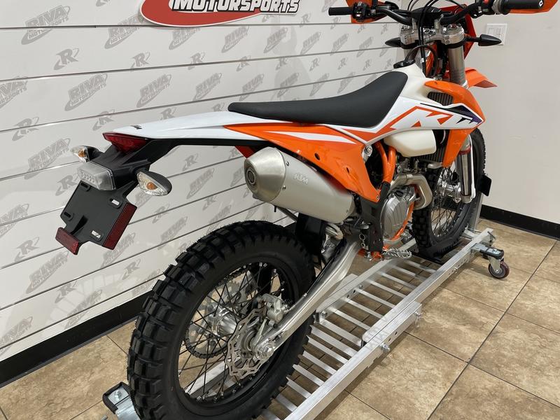 RIVAmotorsports's tweet photo. The 2023 #KTM #500EXCF is a sledgehammer. Hard-hitting, effective, & utterly devastating. This #510cc SOHC #SingleCylinder has an incredible power-to-weight ratio & provides the most dynamic option for weekend outrides, #enduro competitions, or #rally events. #RIVAmotorsports https://t.co/6u7Qrwpi42