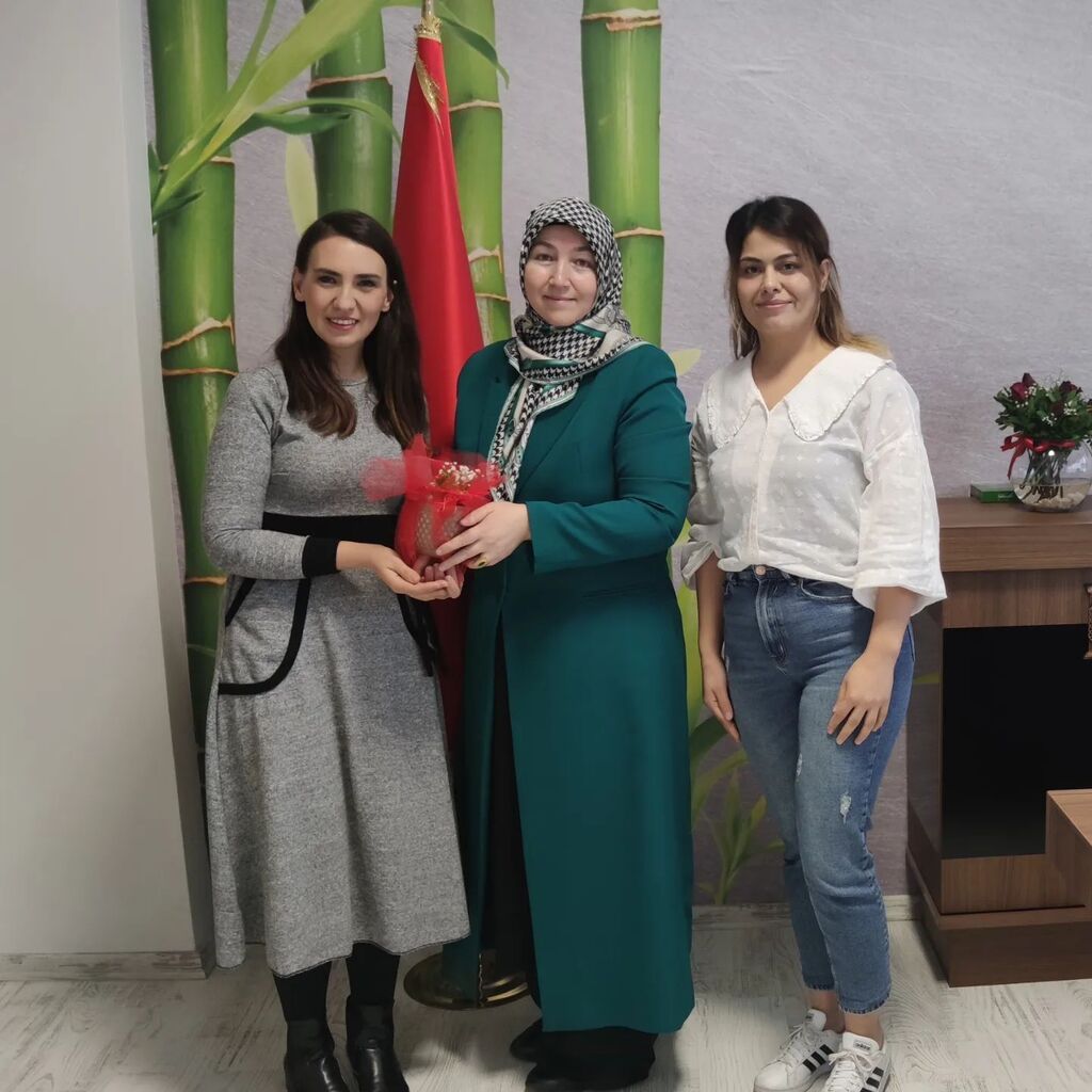 sezaikarakociho's tweet photo. Bu gün velilerimiz ve konuğumuz Klinik Psikolog Sibel KAZAR BUZ hocamızla Çocuk ve Ergenlerde Duygu Regülasyonu hakkında konuştuk. Hocamıza ve katılım gösteren tüm velilerimize teşekkür ederiz.Etkilesimli ve verimli bir seminerdi. #Veliakademileri #Edepp… https://t.co/t4iEYfiHY4 https://t.co/XntuKwn0S2