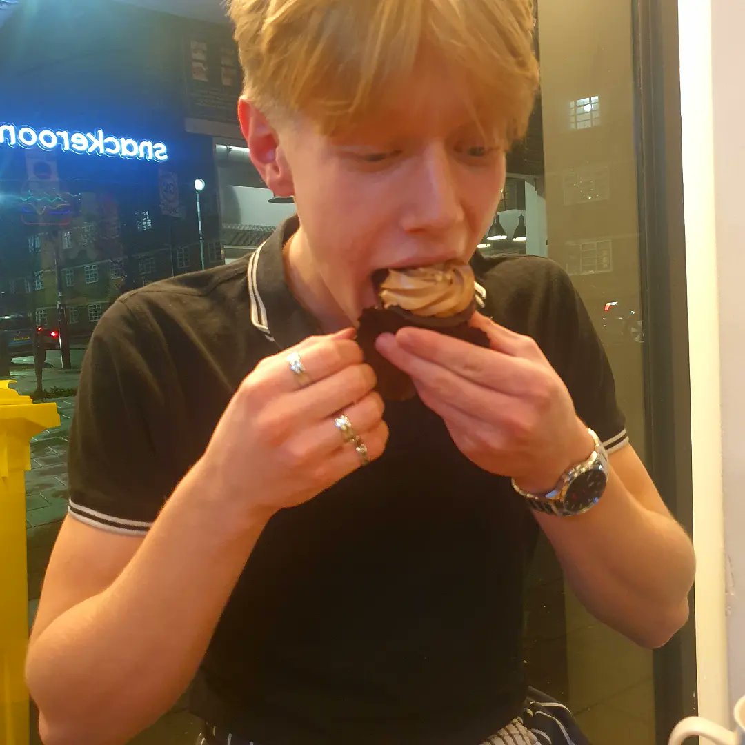 snackeroonys's tweet photo. Fantastic Cupckakes/Muffins were brought into us this evening from pinchofbakinglove.
As you can see Joe thoroughly enjoyed his as did I and Amarra too.
These were really nice Weronica, well done.
@pinchofbakinglove #snackeroonys #streetfood #springgrovecorner #londonroad https://t.co/vm4iSqw2lt
